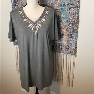 Grey/green cut out top 🌈